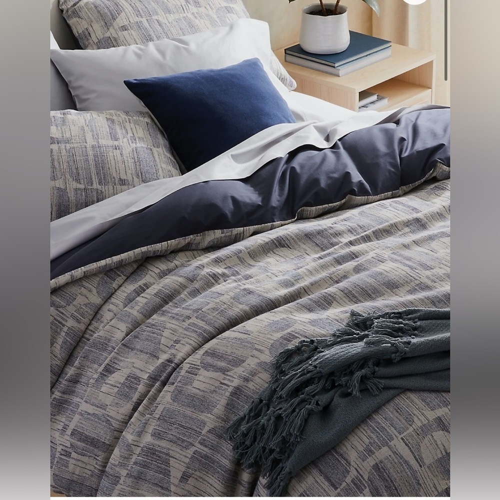 Cotton-Linen Duvet Cover. Queen
New open. Box